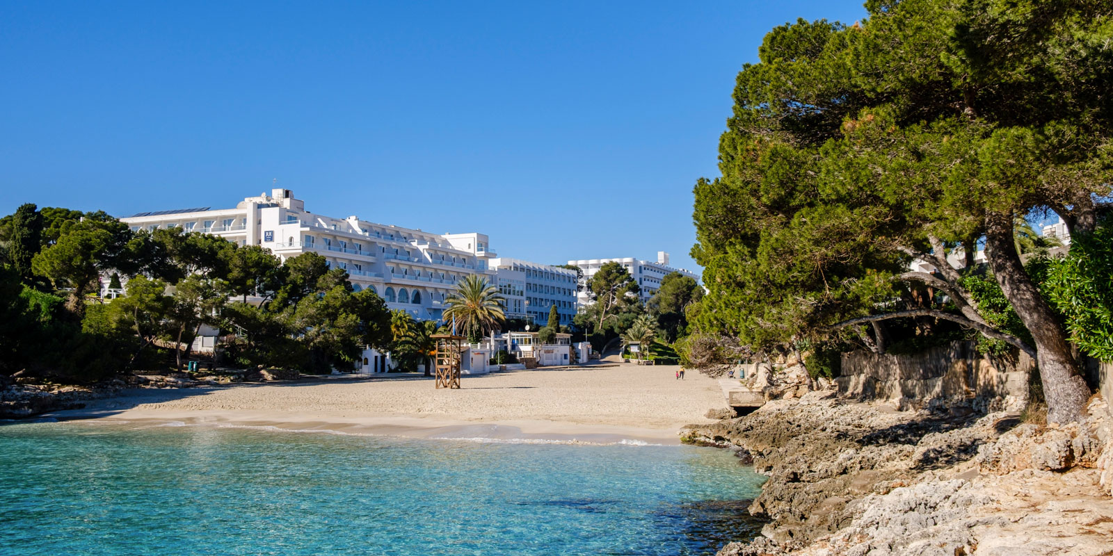 What to do in Cala d’Or in summer: 7 plans to enjoy - Fido Hotels - Mallorca - 4 Cala Gran is one of the beaches to see in Cala d’Or, Mallorca, with fine sand and turquoise waters.