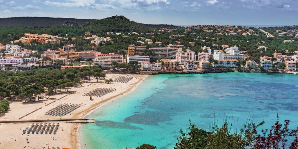 Playa de Santa Ponsa en verano con el mar Mediterráneo para explicar si es posible visitar Mallorca sin coche