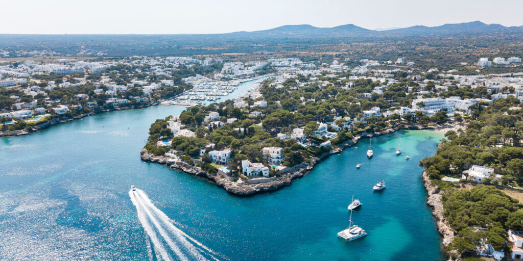 Imagen aérea de dron de Cala d'Or para contar sobre hoteles para familias con niños en Cala d'Or