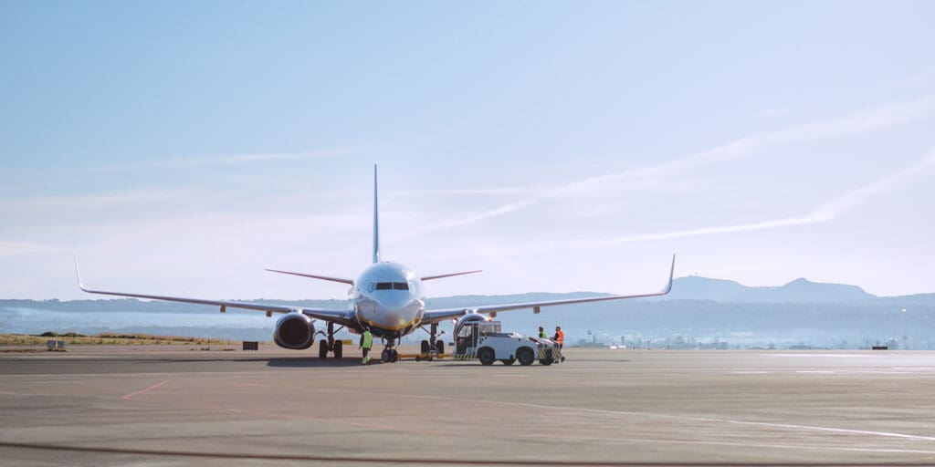 Avión recién aterrizado al aeropuerto de Son Sant Joan (Mallorca) para explicar cómo de lejos está el aeropuerto de Palma de Santa Ponsa