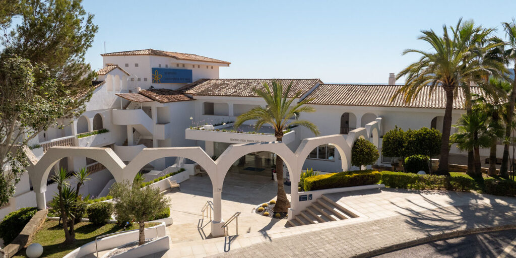 Fachada del hotel Fido Punta del Mar para explicar cuánta distancia hay de Santa Ponsa al Aeropuerto