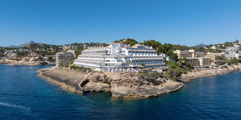 Imagen de dron del hotel Fido Punta del Mar para explicar en un post cuánto cuesta el taxi del aeropuerto de Palma a Santa Ponsa.