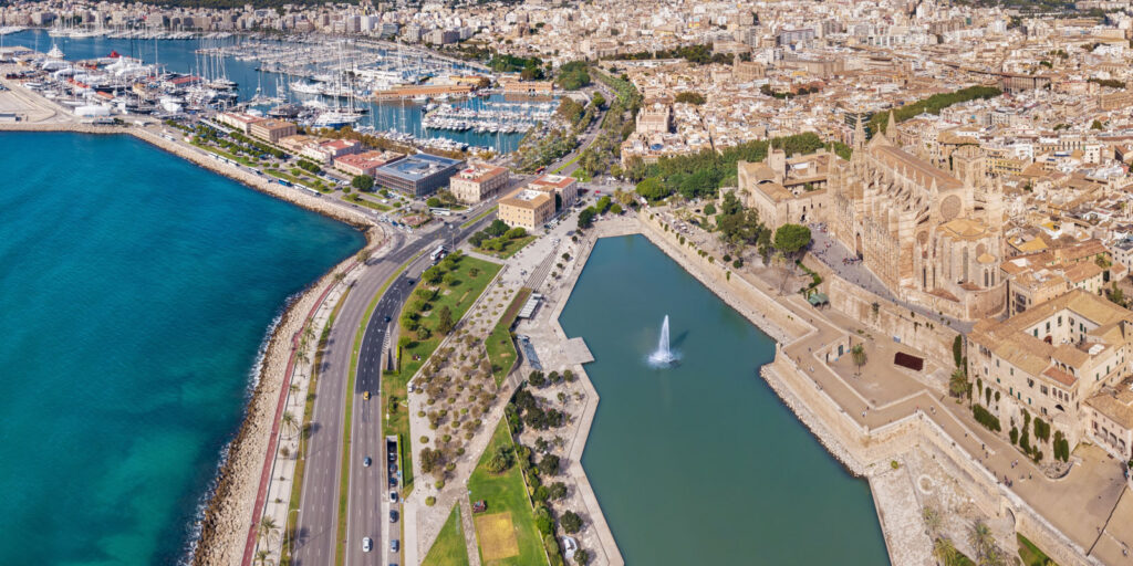 Vista de Palma (Mallorca) con la Catedral y el Parc de la Mar para contar cómo viajar por Mallorca sin coche.