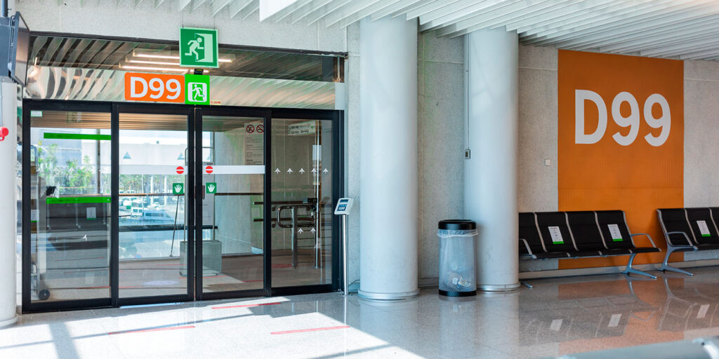 Puerta D99 del aeropuerto de Son Sant Joan (Mallorca) para explicar el precio del taxi de Santa Ponsa al aeropuerto​