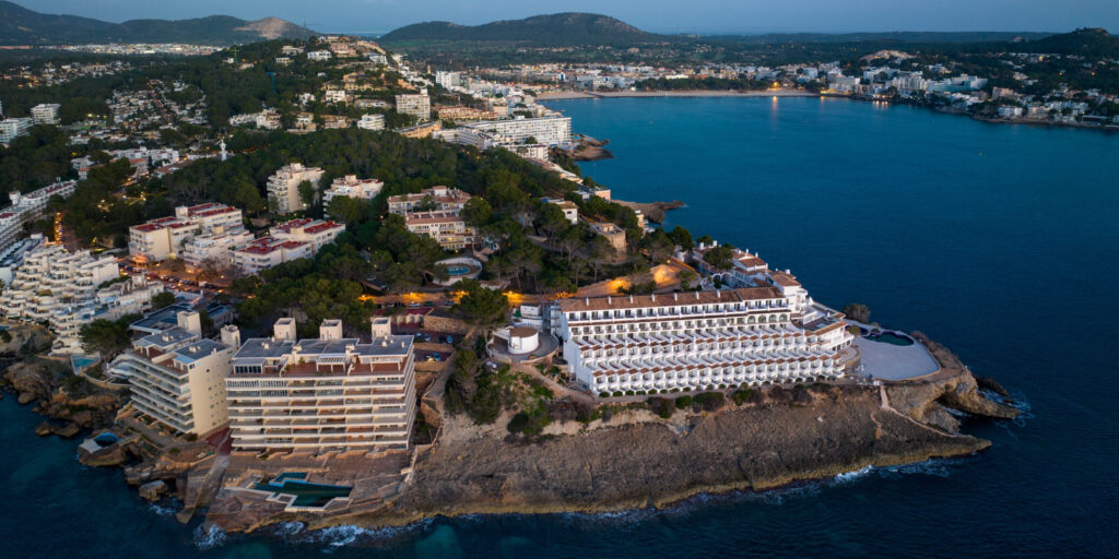 Vista aérea de Santa Ponsa, con el hotel Fido Punta del Mar, un lugar donde alojarse en Mallorca sin coche