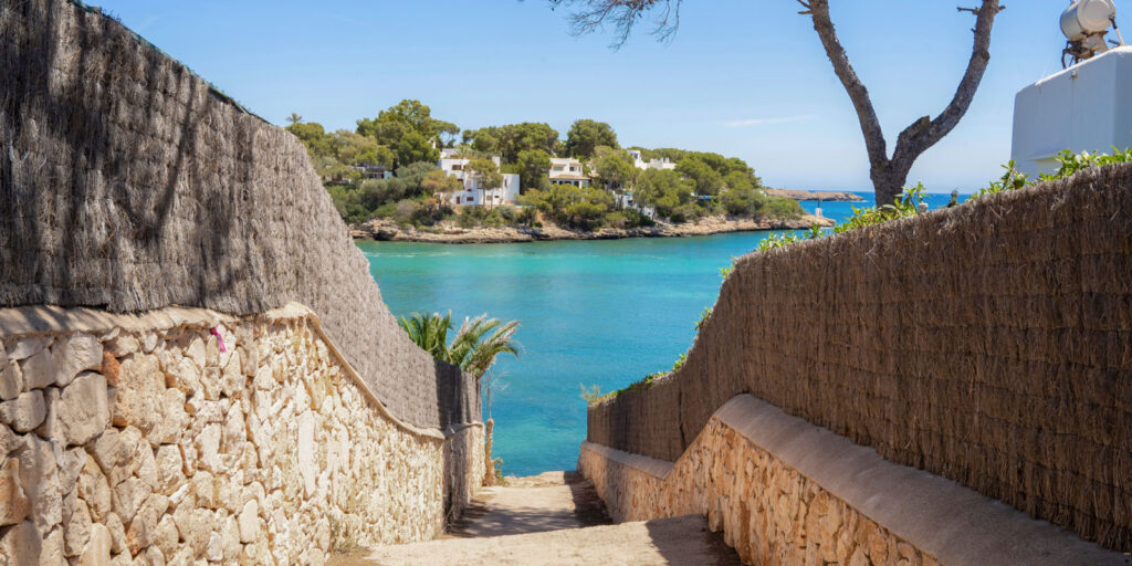Sea in Cala'Or with turquoise waters to explain hat are the safest family activities in Cala d'Or