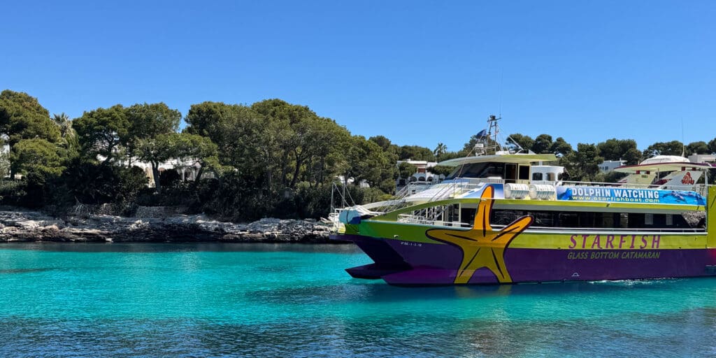 Starfish boat, a typical excursion in Cala d'Or, Mallorca, to explain what to do with kids in Cala d'Or