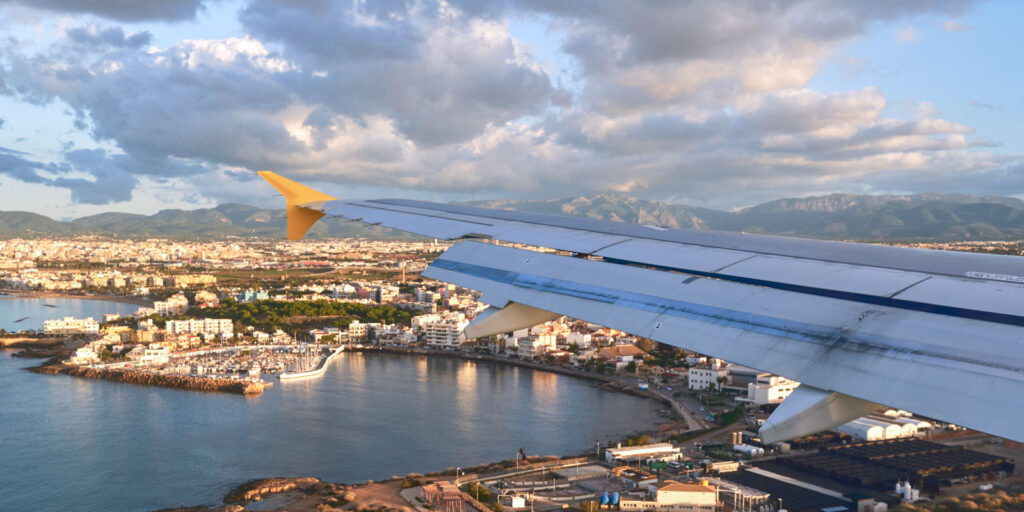 Avión aterrizando en el aeropuerto de Palma (Mallorca) para explicar cuál es la distancia de Cala d'Or al aeropuerto