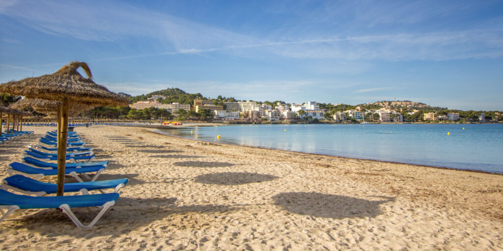 Playa de Santa Ponsa durante una mañana de verano para explicar qué ver en Santa Ponsa