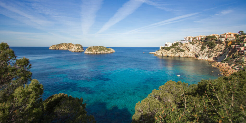 Islas Malgrats Santa Ponsa Bay with crystal-clear turquoise waters in Santa Ponsa to explain the following topic: is Santa Ponça good for couples?