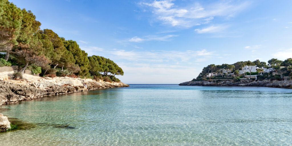 Playa de Cala d'Or con las aguas turquesas del mar Mediterráneo para explicar sobre el taxi del aeropuerto de Palma a Cala d'Or