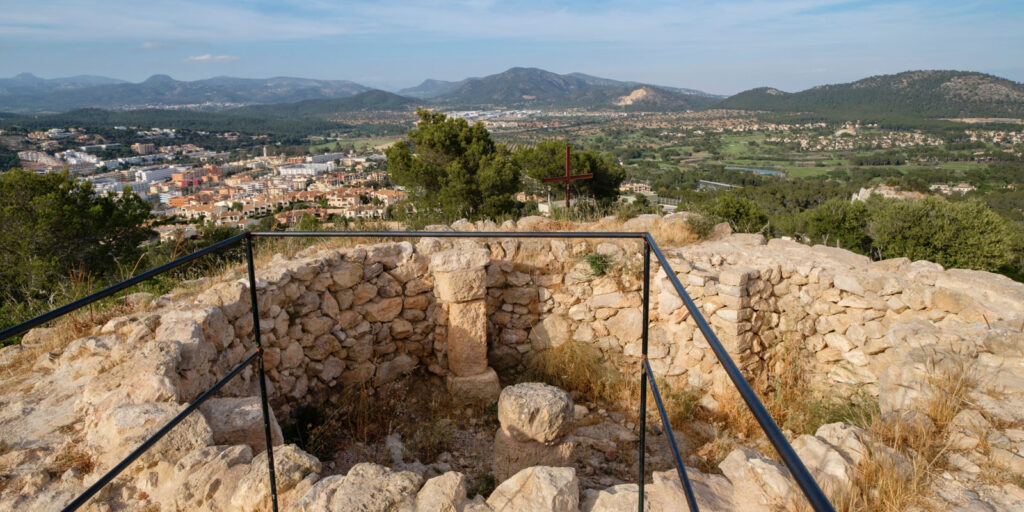 Remains of a circular tower at the Archaeological Park of Puig de sa Morisca (Santa Ponsa) to explain what to do in Santa Ponsa
