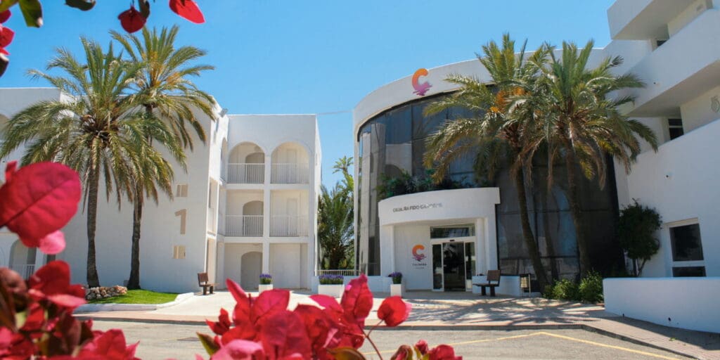 Fachada del hotel Calimera Fido Gardens, en Cala d'Or, Mallorca, para dar consejos para elegir alojamiento familiar en Mallorca