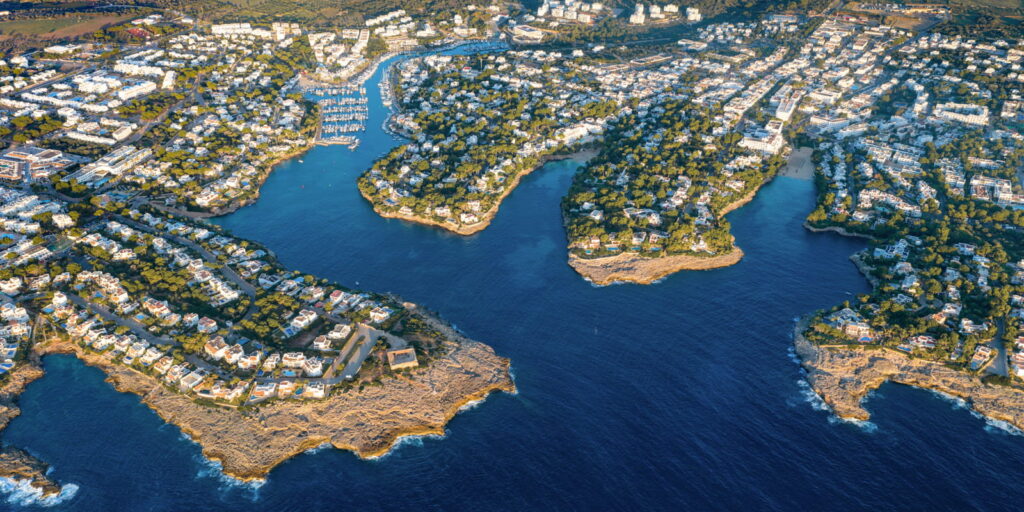 Imagen aérea de Cala d'Or, en el sureste de Mallorca y junto al mar Mediterráneo, para explicar dónde alojarse en Mallorca con la familia