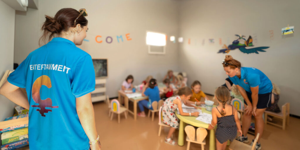 Calimigo Kids Club, en el hotel Calimera Fido Gardens, con niños divirtiéndose para explicar si hay hoteles en Mallorca con guardería o club infantil