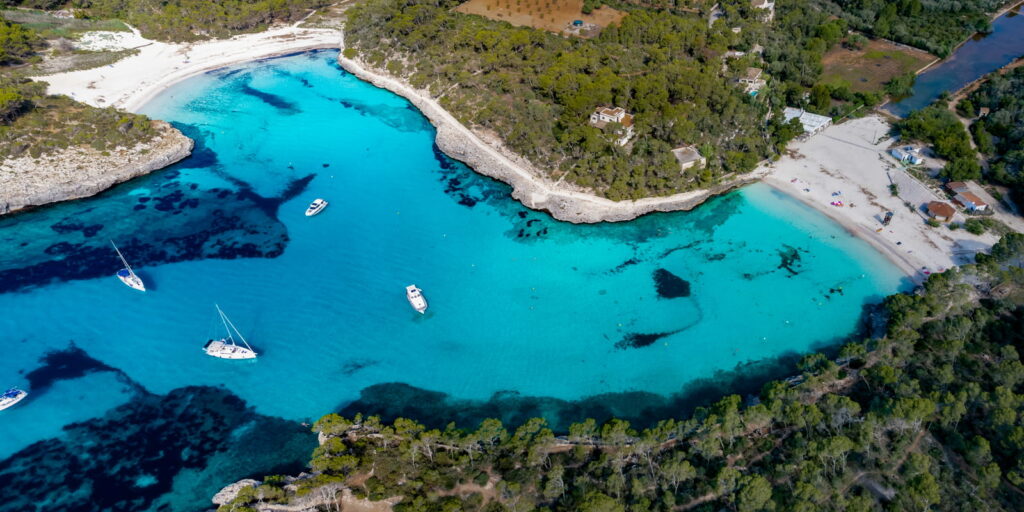 Vista aérea de Cala Mondragó, en pleno Parque Natural de Mondragó, con una de las mejores playas de Mallorca.