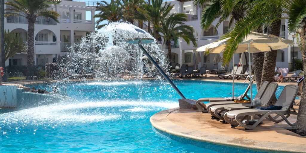 Piscina del hotel Calimera Fido Gardens, en Cala d'Or, para explicar cuáles son las mejores zonas para alojarse en Mallorca con niños