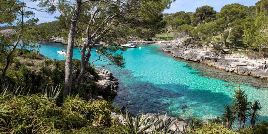 Cala Mitjana, near Cala d'Or, a cove to explain where to stay in Mallorca for the best beaches
