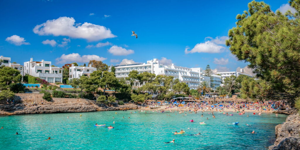 Playa de Cala d'Or para ilustrar cuál es la mejor época para viajar a Mallorca