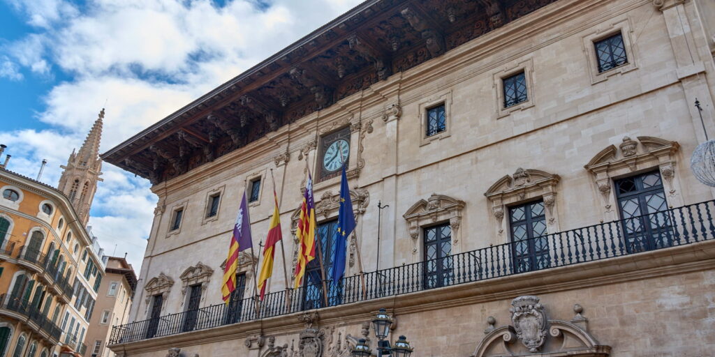 La Plaça de Cort, con el Ayuntamiento de Palma, es uno de los lugares que ver en Palma en un día.